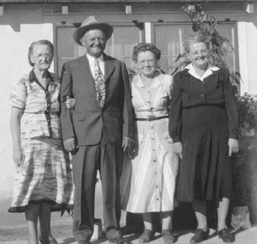 <adron Turner's sisters, brother and sister-in-law, Lela, Alfred, Nellie and Tudy at house, NM family reunion >