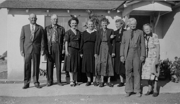 <Adron turner's sisters and brothers at house, nm family reunion>