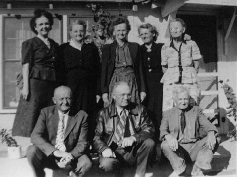 <adron turner's brothers and sisters at house, nm family reunion>