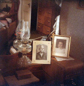 <hardy and ethyl downer portraits back bedroom portales house>