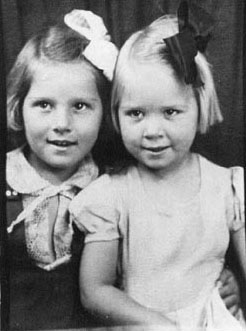 <donna and adrienne studio portrait bows in hair>