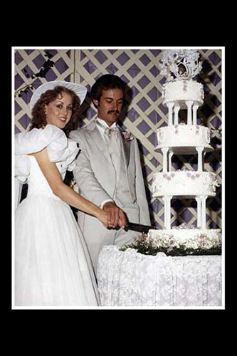 <kelly robert cutting wedding cake>