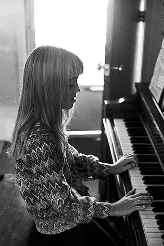 <kelly playing piano >